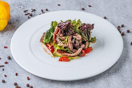 Теплый салат с грушей