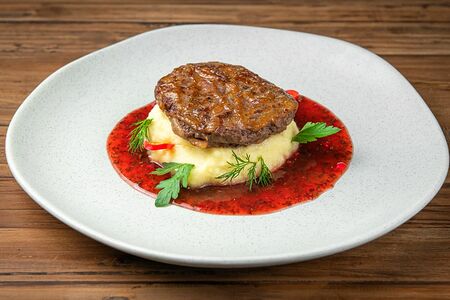 Абхазура с картофельным пюре и красным ткемали