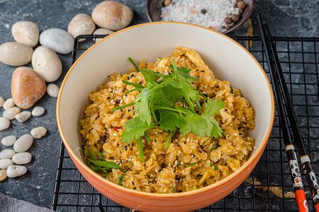 Жареный рис с яйцом и чесноком