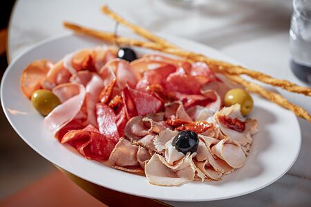 Тарелка с мясными деликатесами