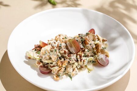 Салат с винoградом и орехами