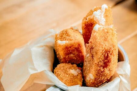 Сырные брёвна с соусом