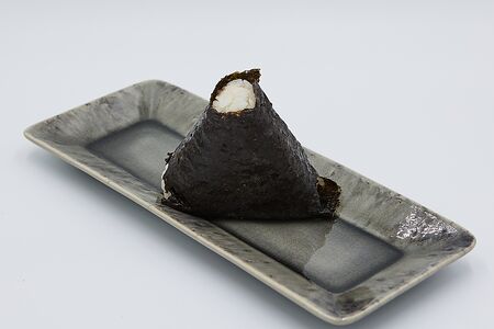 Онигири с тунцом