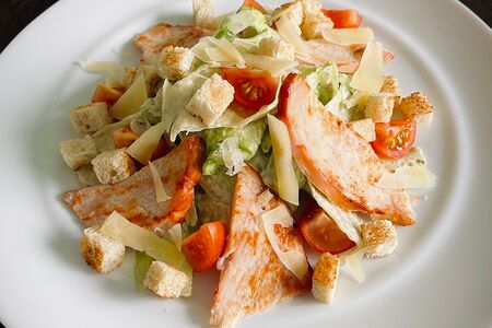 Салат Цезарь с курицей