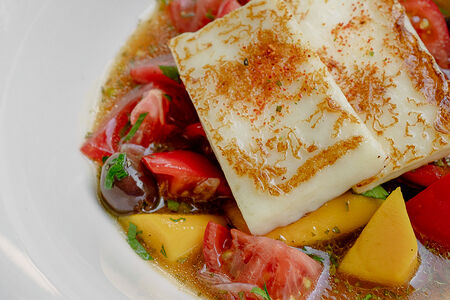 Халуми, манго, томаты, оливки