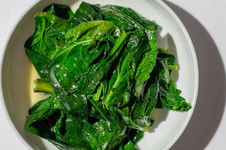 Шпинат, припущенный в сливочном масле