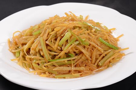 1054. Жареное мясо с картошкой соломкой