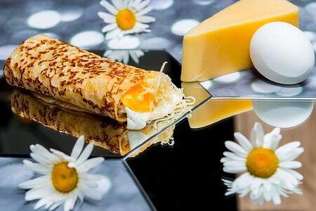 Блин с яйцом и сыром