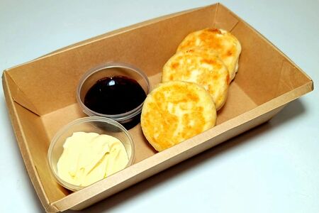 Сырники по-домашнему с малиновым вареньем и сметаной