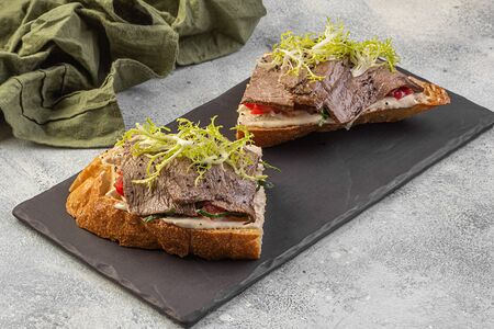 Брускетта с ростбифом и соусом из тунца