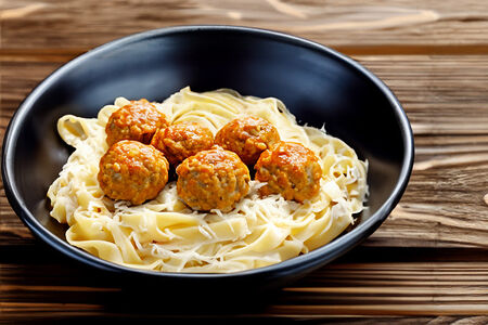 Паста с куриными фрикадельками