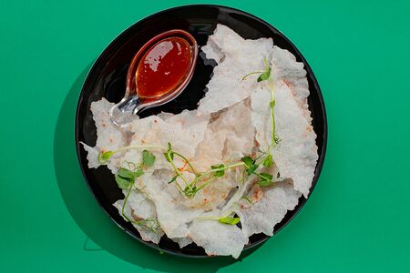 Рисовые чипсы с соусом Чили