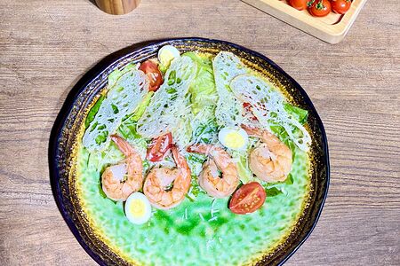 Цезарь с тигровыми креветками на гриле