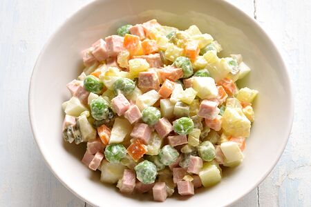 Салат Оливье с ветчиной