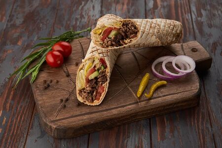 Мега в обычном лаваше с курицей и ягненком