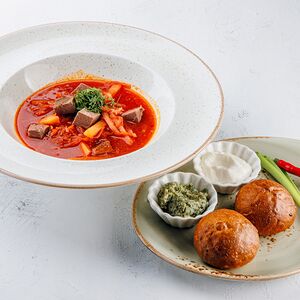 Борщ с говядиной и чесночными пампушками