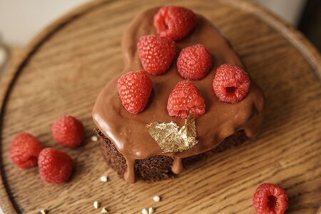 Брауни с малиной в шоколаде без сахара