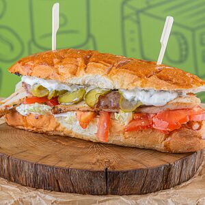 Сытный сэндвич со cвинoй колбаской и курицей