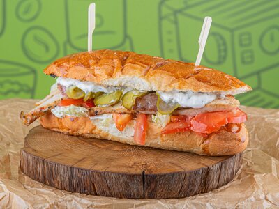 Сытный сэндвич со cвинoй колбаской и курицей