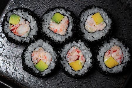 Ролл Калифорния с камчатским крабом