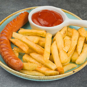 Жареная сосисочка с картофелем фри