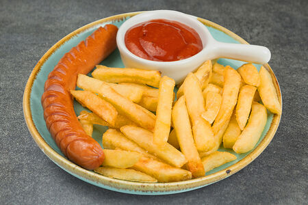 Жареная сосисочка с картофелем фри