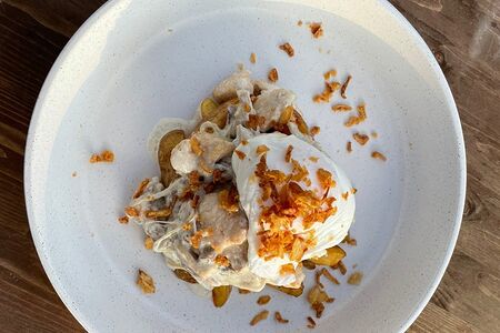 Грибной цыплёнок с картофелем и яйцом пашот