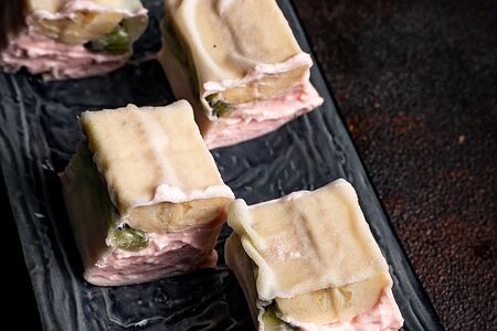 Ролл Тропика с клубникой