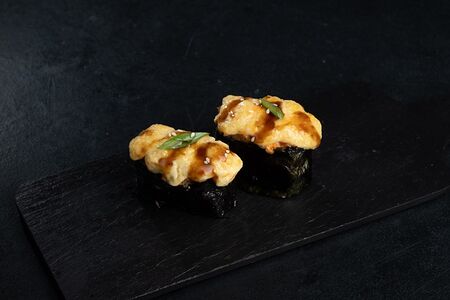 Запеченные суши с угрём