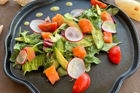 Салат со слабосоленым лососем