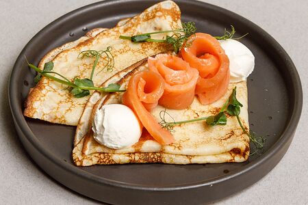 Блины со слабосоленым лососем