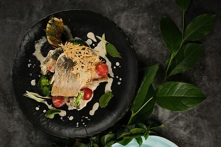 Филе судака с овощами в сливочном соусе