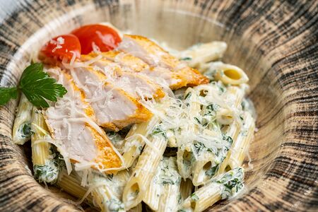 Пенне с курицей и шпинатом