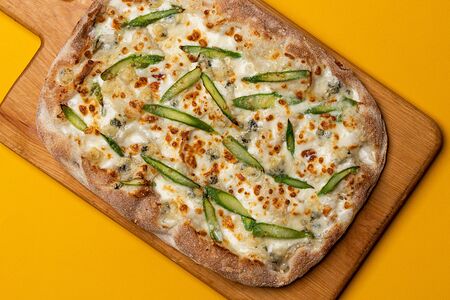 Римская пицца Сырная со спаржей большая