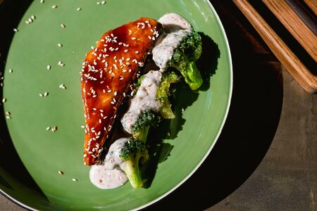 Лосось с брокколи и апельсиновым терияки