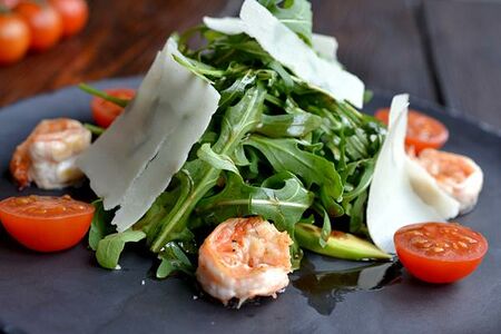 Салат с рукколой и креветками