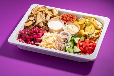 Шаверма Макси на тарелке с картофелем по-домашнему