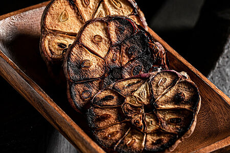 Свежий чеснок на гриле