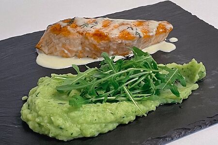 Стейк из лосося с гарниром на выбор