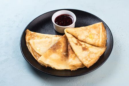 Блины с клубничным вареньем