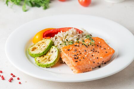 Лосось запечённый с диким рисом и овощами