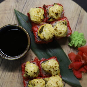 Запеченный ролл с мидиями и лососем (8 шт.)