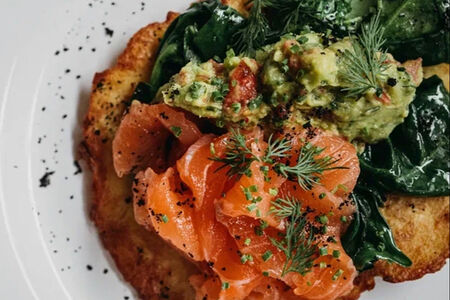 Драники, авокадо, яйцо пашот, соус беарнез