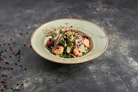 Руккола с креветками и авокадо