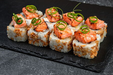 Ролл с опалённым лососем и сыром горгонзола