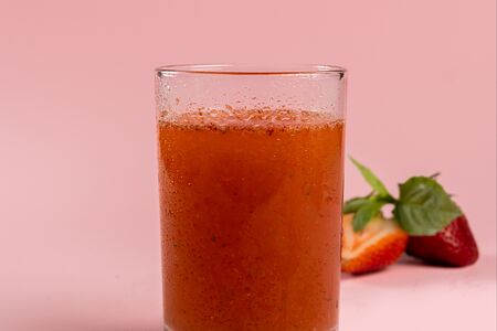 Клубнично-базиликовый лимонад