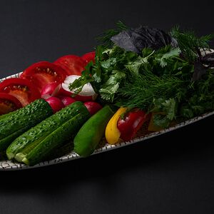 Ассорти из свежих овощей и зелени