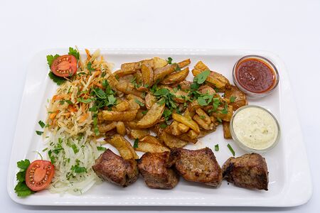 Вкусная тарелка с шашлыком из свиной шеи