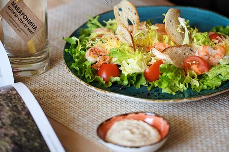 Салат с креветкой в азиатском соусе