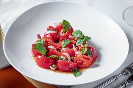 Салат из помидоров с красным луком